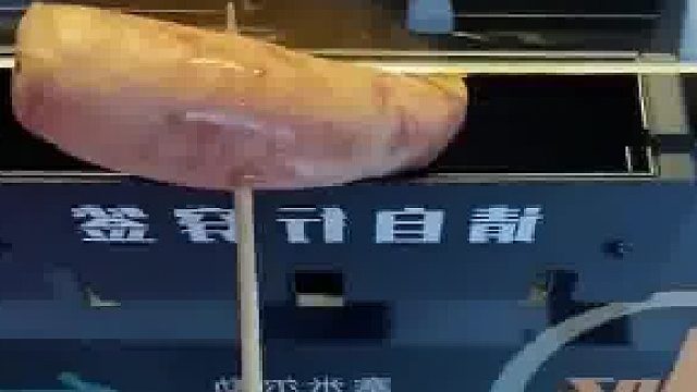 男子买自动贩卖机上的烤肠，结果机器没放对位置烤肠被卡住