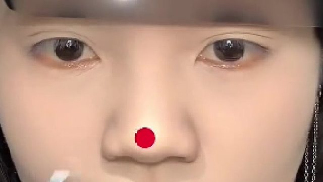 用手电筒打光邪修画鼻子……