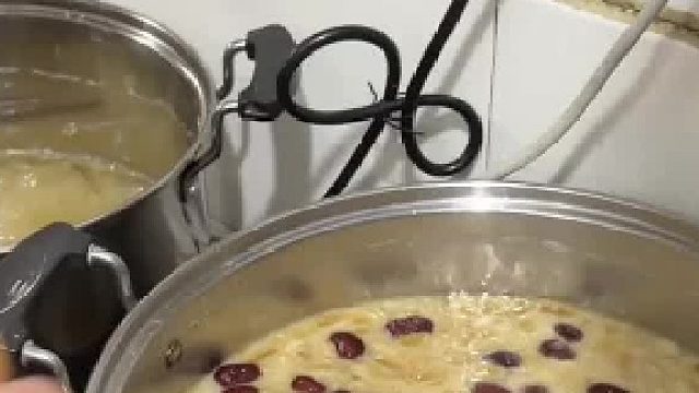 买早餐时注意到锅内有异物，店员眼疾手快将异物放回锅里并继续盛汤。.