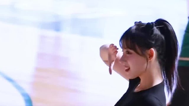 来篮球场跳舞了