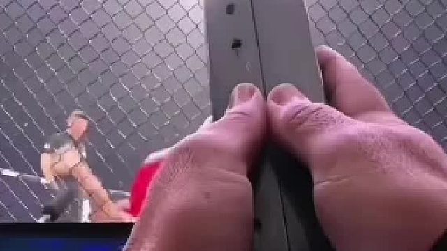 别只看八角笼里面选手激烈对抗。带你感受台下裁判的第一视角，他们一刻不敢眨眼，一旦发现危险，立刻叫停比赛，守护选手安全