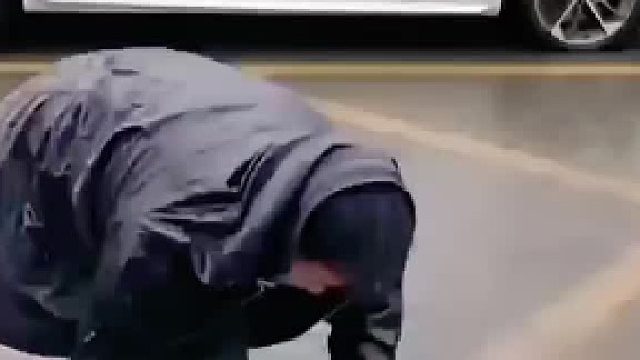 不想鞋子和狗弄湿了，于是倒立着通过积水，狗：有你是我的福气