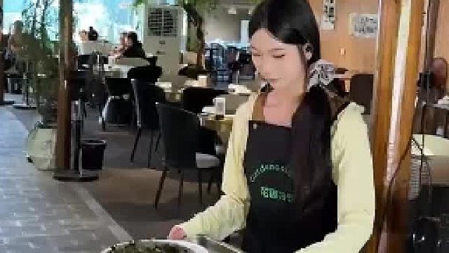 店里新招的两个暑假工，老板：这是镇店之宝，网友：有卧龙的地方必有凤雏
