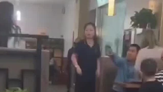 女子带狗进餐厅被小伙劝阻随即出言不逊动手