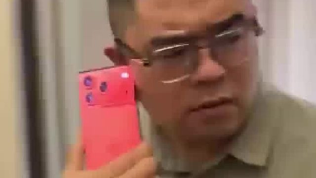 前一秒还在谈十亿大单，看到我的三折叠手机瞬间破防！