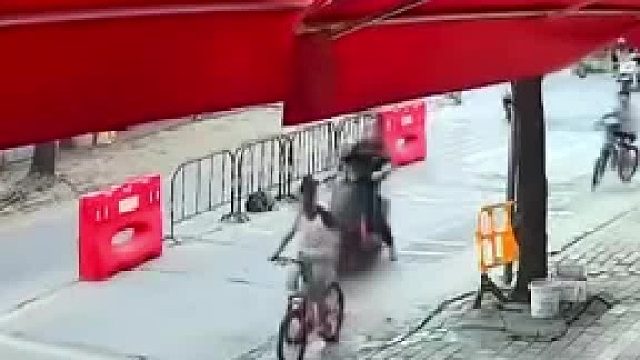 小男孩骑车路上出言辱骂男子，男子追上后反手扇头，并大声斥责
