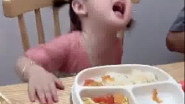 妈妈把宝宝碗里的肉拿走自己吃，宝宝急得拍桌子大哭，宝宝：你的妈妈和我妈妈好像不一样​