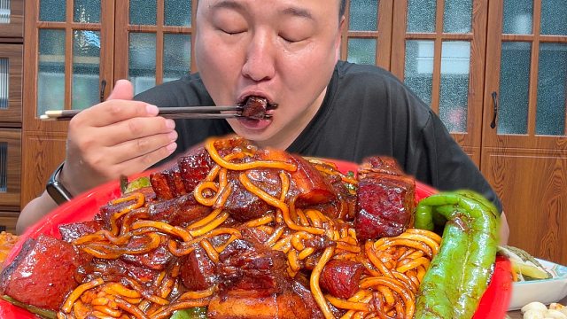 最近馋猪肉炖粉条了，家里正好有点五花肉，好吃到停不下来。