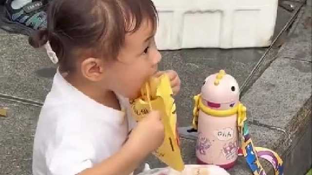 萌娃下雨天都要去姥姥摆摊的地方，本以为是想吃好吃的，结果万万没想到