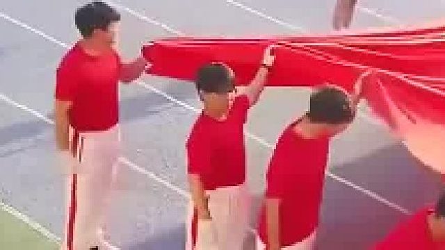 表演意外翻车，男生现场制造大型乌龙