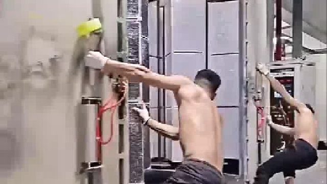 长期在岗忙活镀膜作业，练出硬核肌肉，鞋底磨损速度肉眼可见