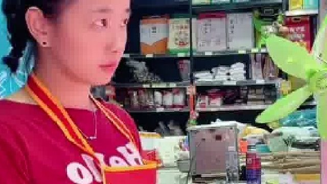 大妈去找女子买肉，说要30，老板直接一刀下去