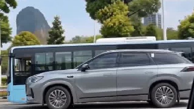 当公交车撞上“大SUV”，结果让人笑喷！