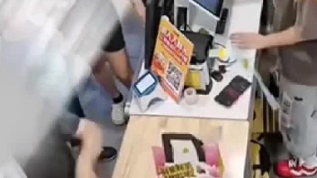 店员没空帮女子操作手机，女子恼羞成怒把奶茶杯抢走被店员拦下，后来女子又趁其不备 把前台手机拿走了