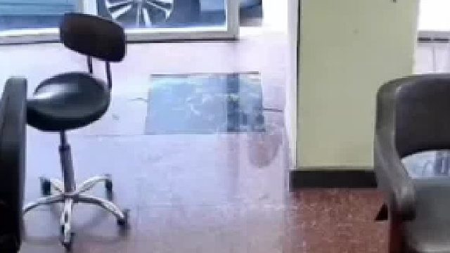 理发店刚开门就发现门口被堵了一辆车，本来还挺郁闷没想到下一秒...网友所以说很多矛盾只是沟通方式不恰当引起的而已