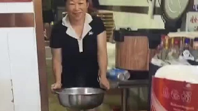 用自己尿洗手都比这个水干净