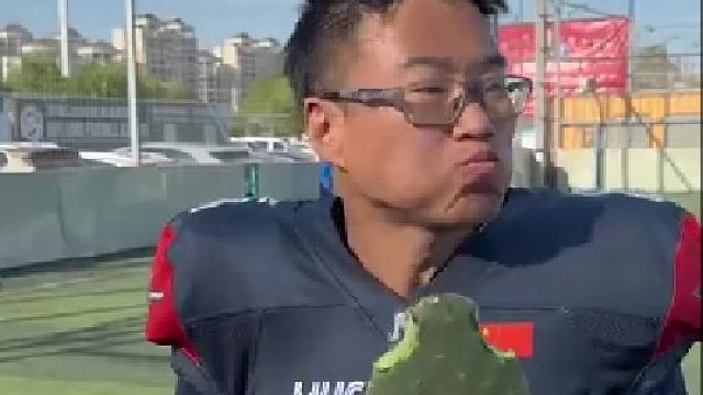 大哥夏日吃仙人掌津津有味，队友好奇尝一口瞬间破功，大哥：我可没说我吃的是仙人掌