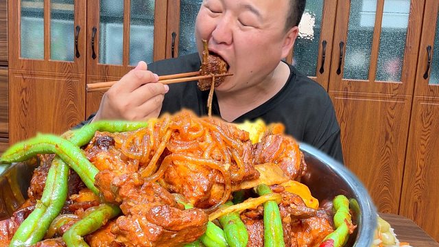 天冷了，热热乎乎炖一锅铁锅炖豆角子，大口吃饭超给力！