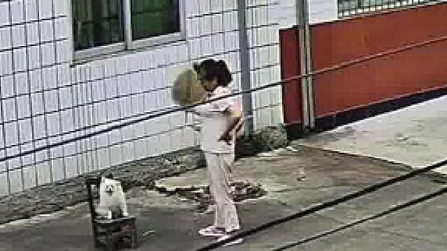 狗：谢谢姥姥帮我抬的板凳
