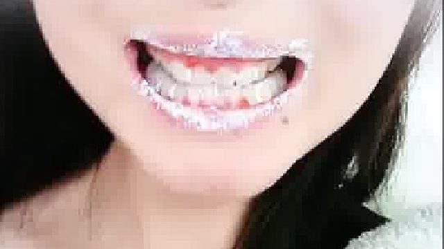 女子半夜做梦啃鸡爪，嘴里口感沙沙，清晨醒来才看清眼前的一幕