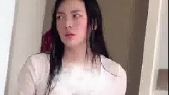 女子非让闺蜜来家里带她出去玩，没想到半路下起了大雨