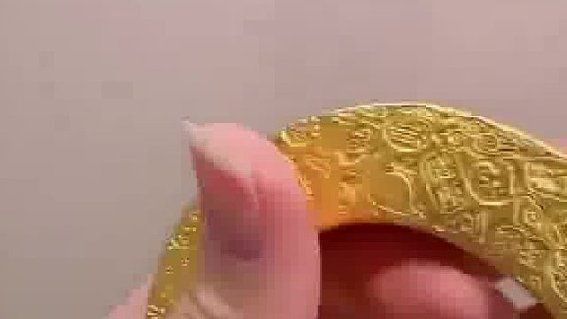 女子7万元买金镯，轻轻一捏就变形