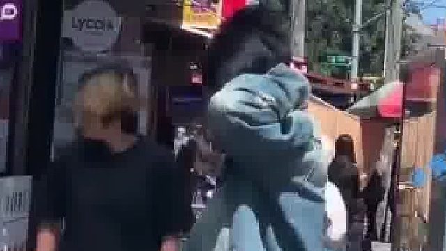 挣破头去美国，原来是为了挨打​