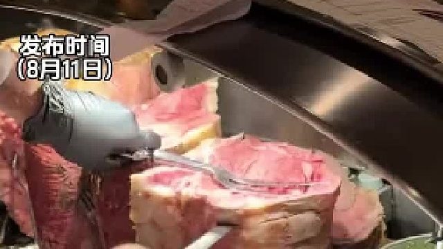 华人在美国一家餐厅吃牛排，拍下厨师现场制作的过程