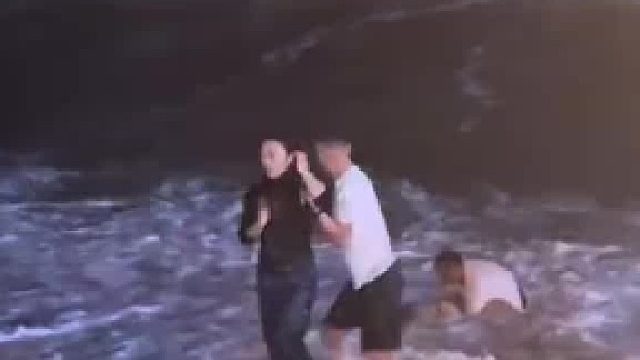 两名女子下海拍美照不慎卷入水中路过两男子