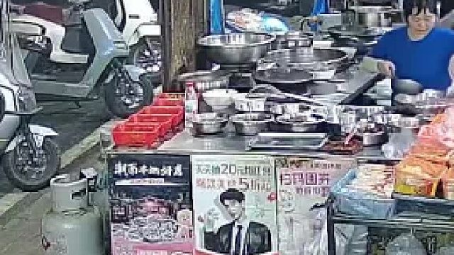 遇到有人偷车，大厨直接一勺子飞过去