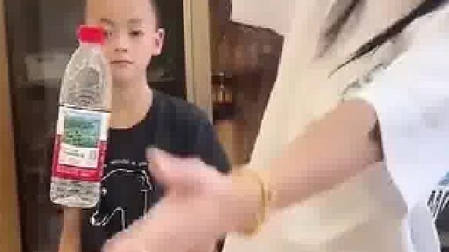姐姐表演瓶子漂浮魔术,一鞠躬弟弟直接露馅