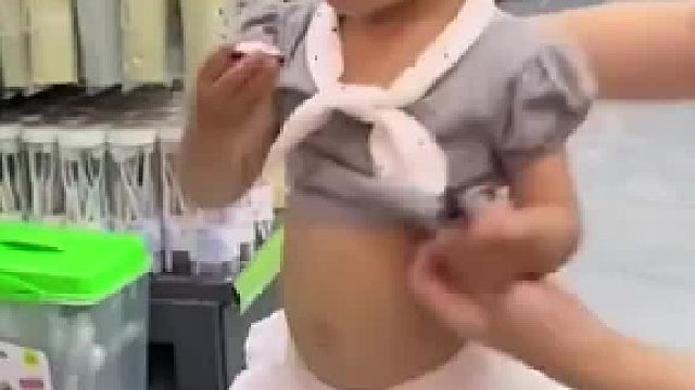 爸爸问女儿为什么裤头老掉，女儿展示可爱技能​