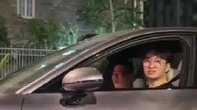 小伙看到前方有辆熟悉的车直接喊了一句小爱同学车主当场慌了