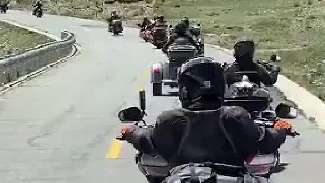 摩托车队绝技：后方骑士直接变道压车！这样随意占用车道算不算违规？该不该处罚？