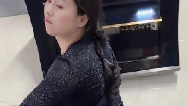 一来哥家吃饭嫂子又忙了