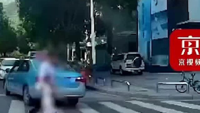 这个女人是六七十岁了吧，咋起来那么难呢？