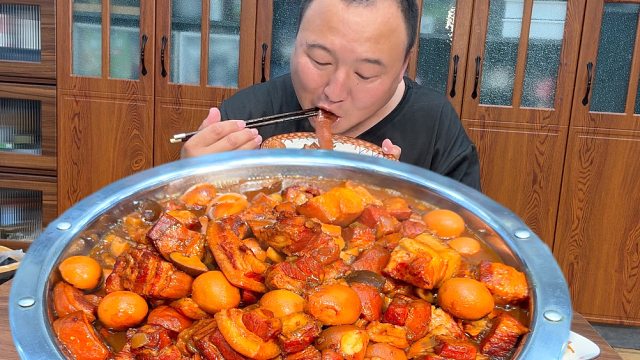 今天做的卤肉饭，肥而不腻，香气四溢，下饭神器。