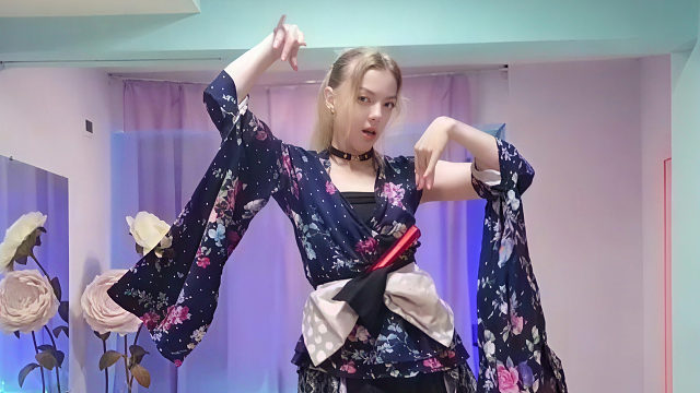 俄罗斯姑娘才艺表演23.10.13_烤肉(维多利亚)04