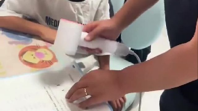 孩子给爸爸说作业写完了，爸爸直接用吹风机加热将答案全部吹消失，孩子：我并不知道您是怎么了​