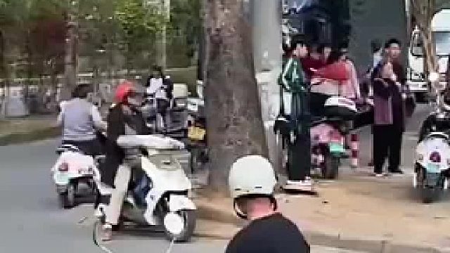 网友拍下的一幕，一男子骑马与保安发生冲突，保安持棍不让马吃广场的草​
