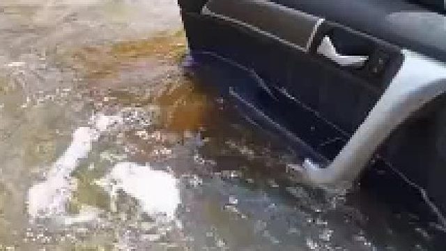 男子自驾贸然涉水过河，车辆行至中途进水熄火趴窝​
