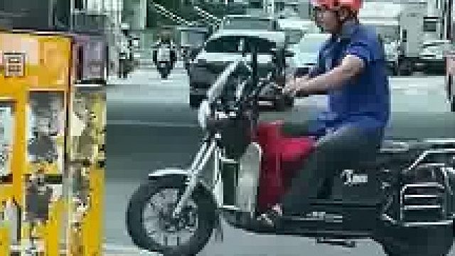 男子天桥底下捡到菠萝蜜，这怕是‘命中注定’要归他