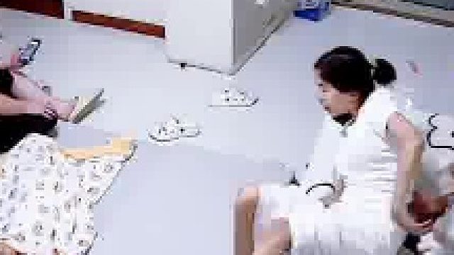 小孩哥回家跟妈妈打完招呼，盖上被子原地秒睡，真是比手机关机还快​