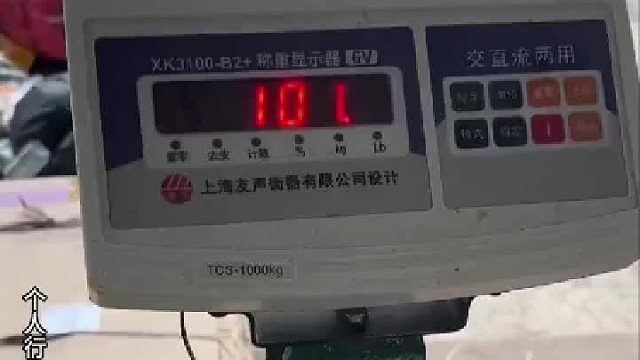 大爷把纸箱从摩托车上搬下，工作人员称重后被这数字惊呆了，感动的都不忍心拆开看了​