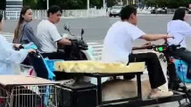 这遛狗的方式真是头一回见，不怕狗乱跑自己也不累