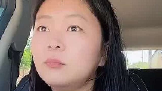 泰迪路上偷吃，被老婆发现了，暴揍了一顿