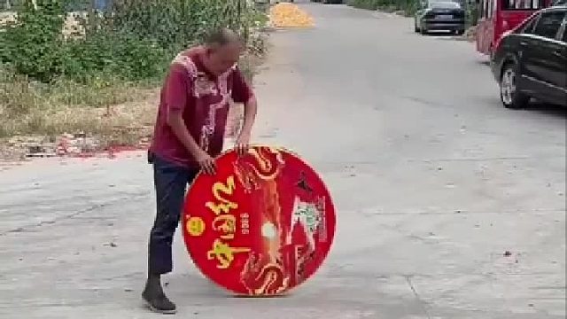 无论谁家有喜事，男子都会抱着一大捆鞭炮来赶喜，放完炮后主家也会拿给他喜烟和喜钱​