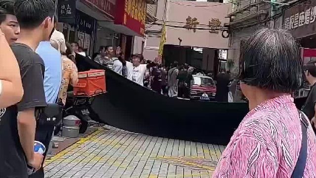 白鹿拍戏现场用黑布遮住,路人不知情以为有人跳楼,网友为了拍戏隐私所有遮布的