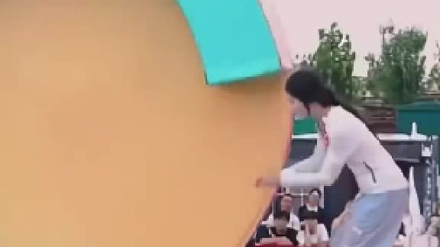 女子参加水上闯关活动，结果直接头朝下摔到关卡道具上，网友：主办方负责人的天塌了 ！！