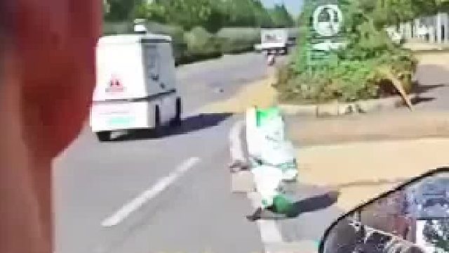 无人车大战花生阿姨
